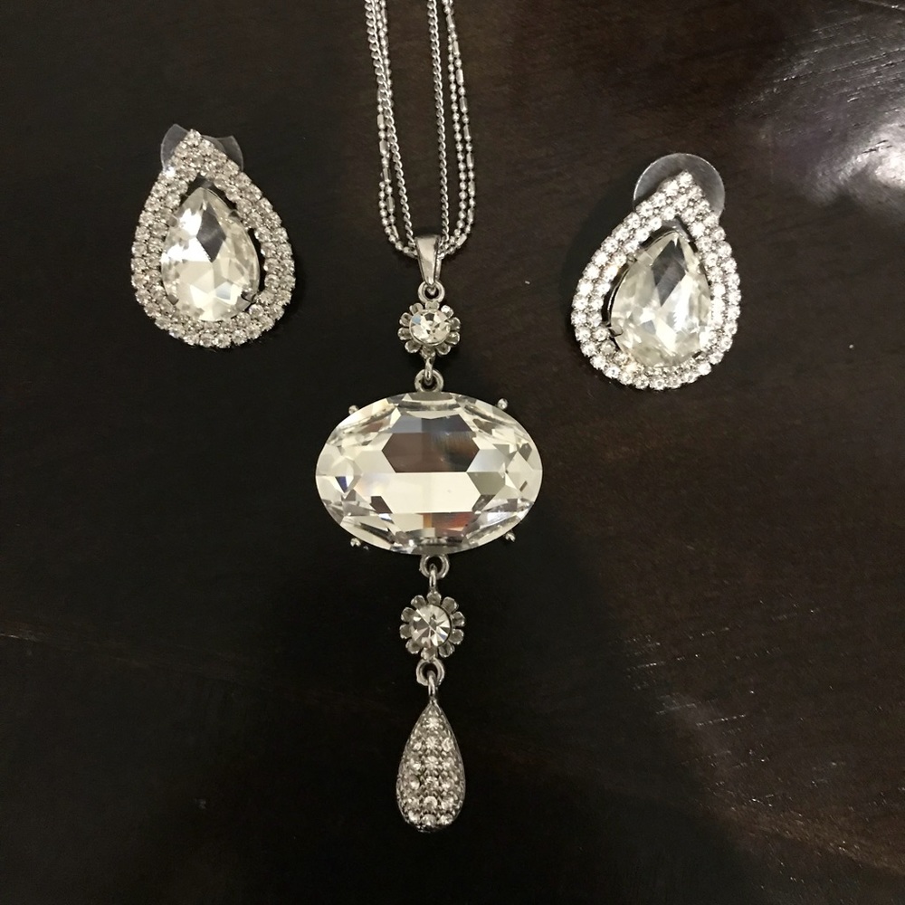 Earring and necklace set